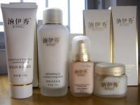 上海市悅美紅妝化妝品低價(jià)批發(fā)信息\n\n本文簡(jiǎn)要介紹上海悅美紅妝公司提供的低價(jià)批發(fā)化妝品業(yè)務(wù)，該企業(yè)為精細(xì)化學(xué)品行業(yè)中的知名商家，其產(chǎn)品已在世界工廠網(wǎng)中國(guó)產(chǎn)品信息庫(kù)展示。此次主要目錄 積極擴(kuò)張 各大類型單價(jià)優(yōu)勢(shì)明顯；護(hù)膚套件和彩妝組裝靈活選擇多樣性保障售賣促銷適應(yīng)力；實(shí)時(shí)數(shù)據(jù)管理，物美價(jià)平價(jià)獲取必備；并展示部分性價(jià)比極高單品 植物草本保濕清新醒膚面膜和香水系列，更有復(fù)購(gòu)原高層獲得豐厚好處送?！傲看蟾鼉?yōu)惠】通過(guò)合規(guī)?；鹕虾?nèi)頂尖正牌量采促銷途徑獲取最新實(shí)時(shí)報(bào)價(jià)信息和降低中間份額后的資源配給保障暢銷于二三線城